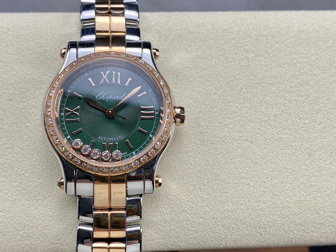 The YF Happy Diamonds from Chopard's Happy Diamonds collection is very iconic among ladies' watches. This watch has a diameter of 30mm, which is just right for most ladies. The iconic case design is paired with an emerald dial, and the rotating Diamonds o