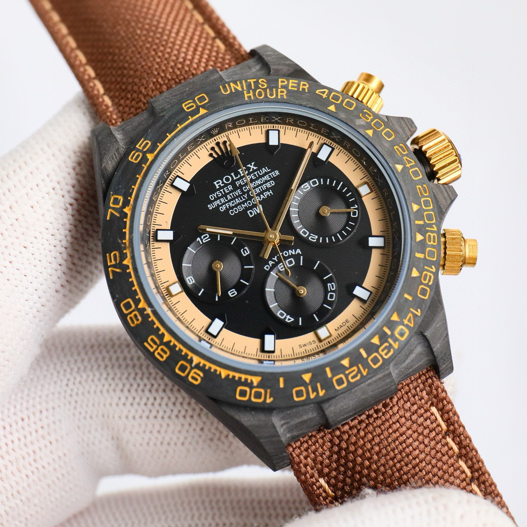 850?? ROLEX- the custom-made carbon fiber version of the Chronograph Daytona series, the watch is not only light to wear but also hard in appearance. And each watch has a unique carbon fiber patterned material. [Case] The size of the watch is 40X12.4, mat