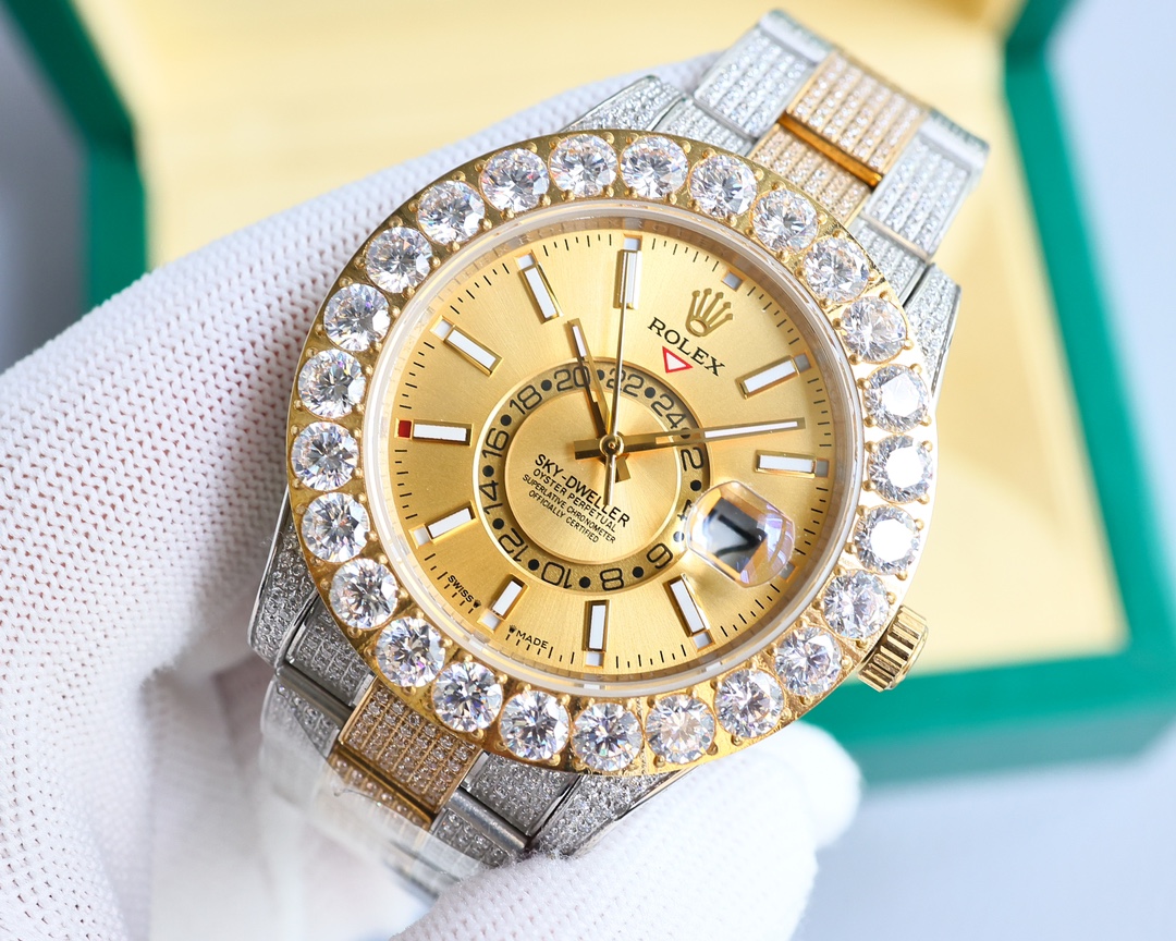 1350. The rich version of the full diamond log
ROLEX, sky-Dweller collection, is a gem set collection. The timeless gold watches are set with the rarest diamonds, showcasing Rolex 's exceptional skill in gemstone setting.
Brand :Rolex
Collection: sky-Dwel