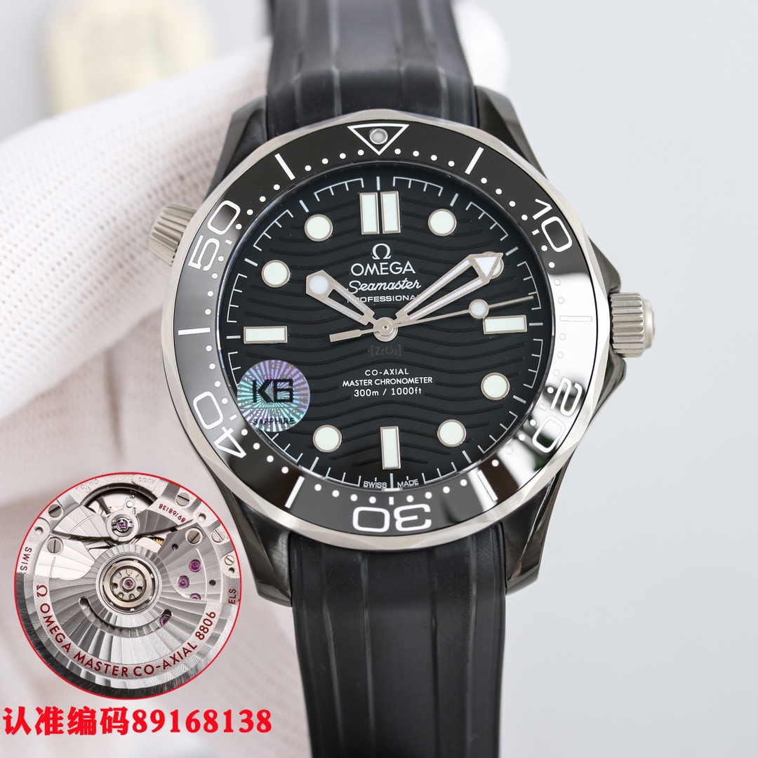 1400
[Black Seahorse, Rebellious Debut] New Seahorse Series 300 meters. The bezel and wave-patterned dial are made of black zirconia 1Zr021 ceramic. The hollowed-out hands and the dot at the 12 o 'clock position are all coated with Super-LumiNova luminesc