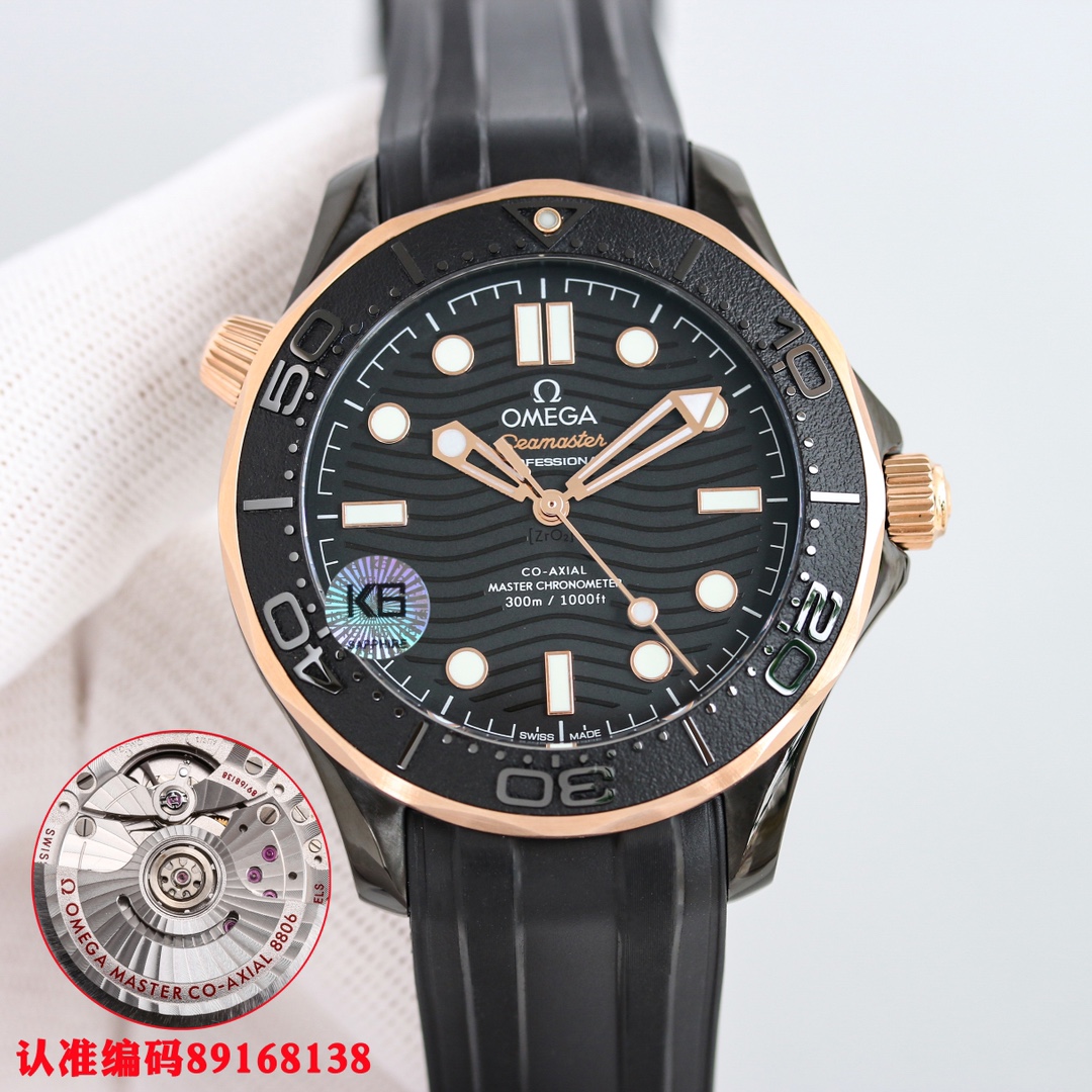 1400
[Black Seahorse, Rebellious Debut] New Seahorse Series 300 meters. The bezel and wave-patterned dial are made of black zirconia 1Zr021 ceramic. The hollowed-out hands and the dot at the 12 o 'clock position are all coated with Super-LumiNova luminesc