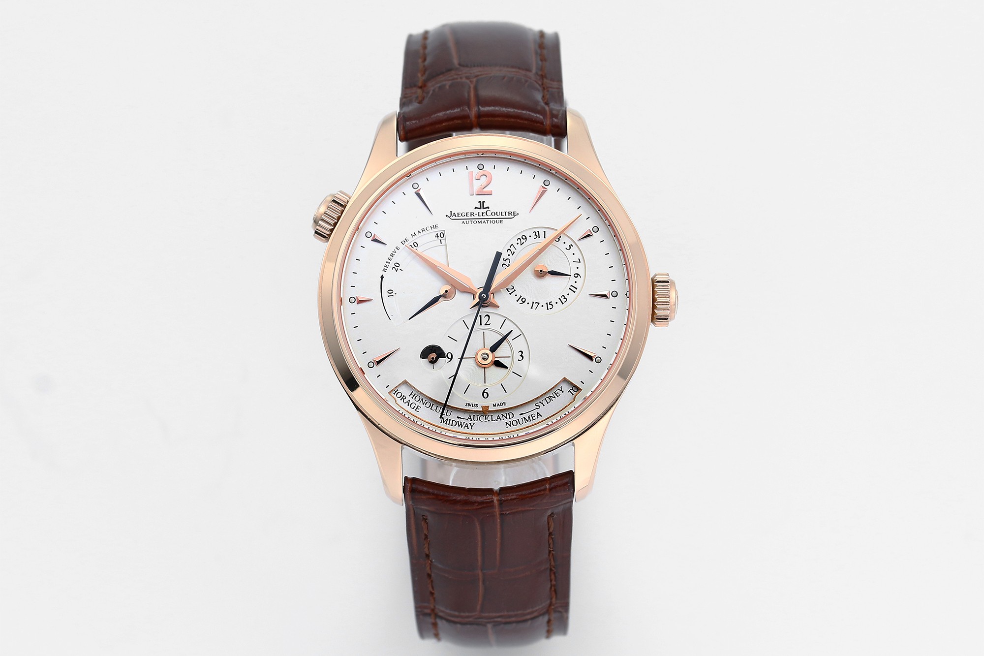 [New 9F Factory] Jaeger-lecoultre Master Geographer Q1428421
Today's highlight: The watch measures 39mm x 11.8mm. With the rich experience of Jaeger-lecoultre's reissue, it perfectly restores the charm and details of the case, keeping the thickness consis