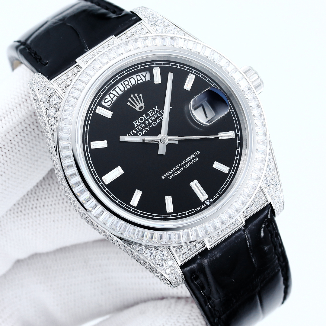 SJ white case 1800 Gold case 1900
ROLEX Day-DATE 40mm ??YT1 top quality ?? First Datejust American Alligator leather strap series! ? Set with top-quality natural opal at the back, big sparkle, extremely difficult, the most glittering craftsmanship of the 