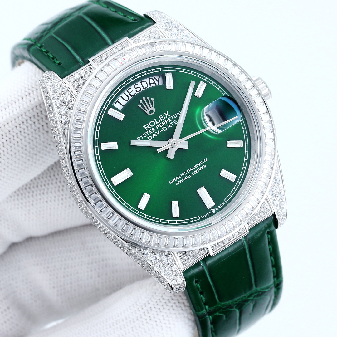 SJ white case 1800 Gold case 1900
ROLEX Day-DATE 40mm ??YT1 top quality ?? First Datejust American Alligator leather strap series! ? Set with top-quality natural opal at the back, big sparkle, extremely difficult, the most glittering craftsmanship of the 