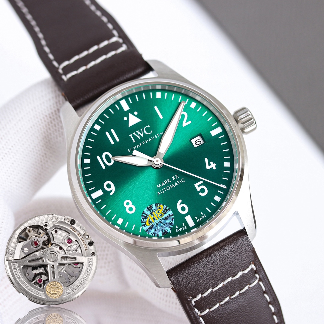 Uniform: 1250
The Mark 20 series, the flagship model of IWC's pilot series, sets a new technical benchmark
Inheriting the essence of the Mark series, it features a 40mm stainless steel case, a screw-down crown, and increased water resistance from 60 meter