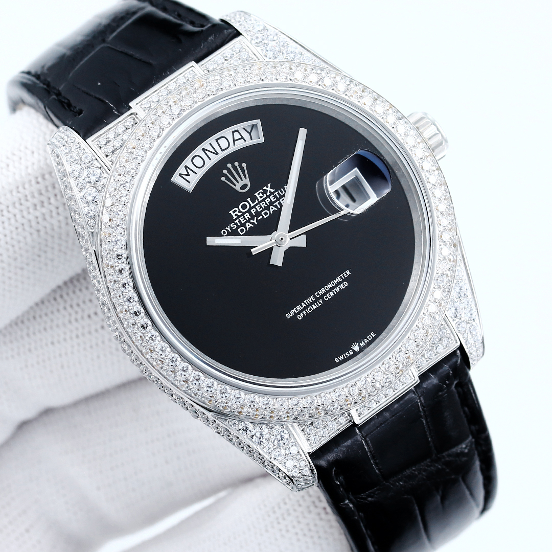 SJ white case 1800 Gold case 1900
ROLEX Day-DATE 40mm ??YT1 top quality ?? First Datejust American Alligator leather strap series! ? Set with top-quality natural opal at the back, big sparkle, extremely difficult, the most glittering craftsmanship of the 