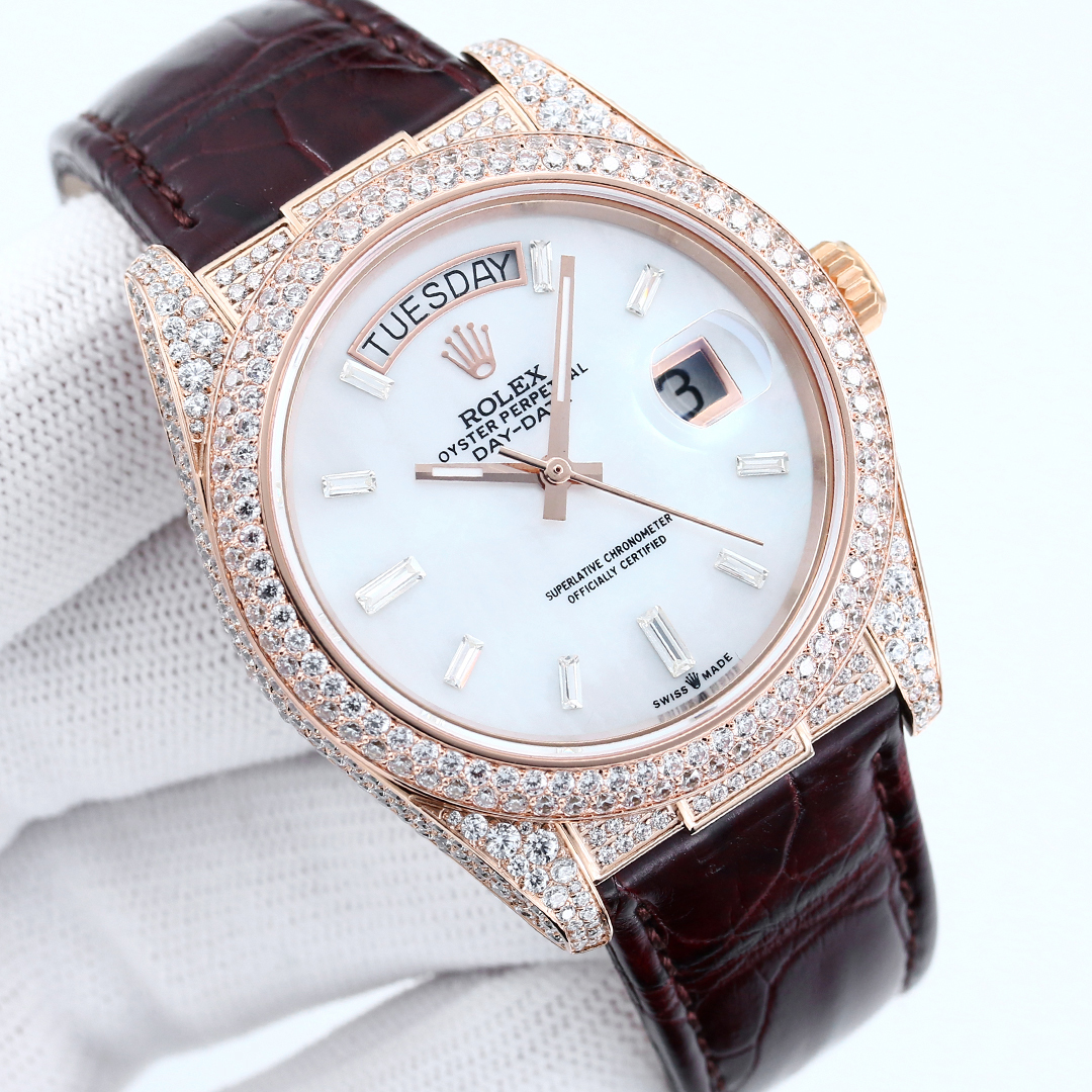 SJ white case 1800 Gold case 1900
ROLEX Day-DATE 40mm ??YT1 top quality ?? First Datejust American Alligator leather strap series! ? Set with top-quality natural opal at the back, big sparkle, extremely difficult, the most glittering craftsmanship of the 