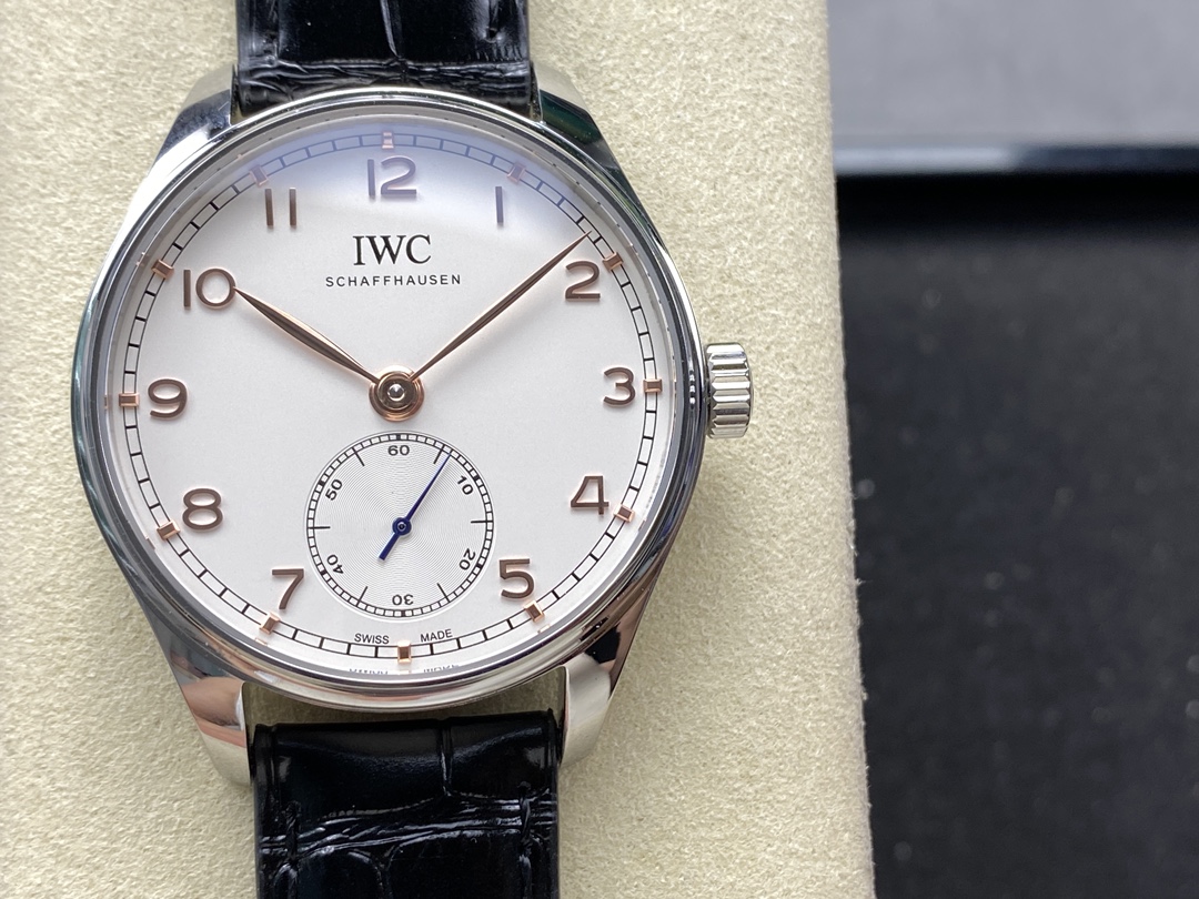 [GR Factory] IWC Portuguese automatic small three-hand series watches!
1 ? 40.4 mm in diameter, with a custom 82200 automatic movement.
2 ? Vivid bezel polishing, lugs polishing, water resistance up to 50m, dress style as a whole!
3 ? Dial literal and han