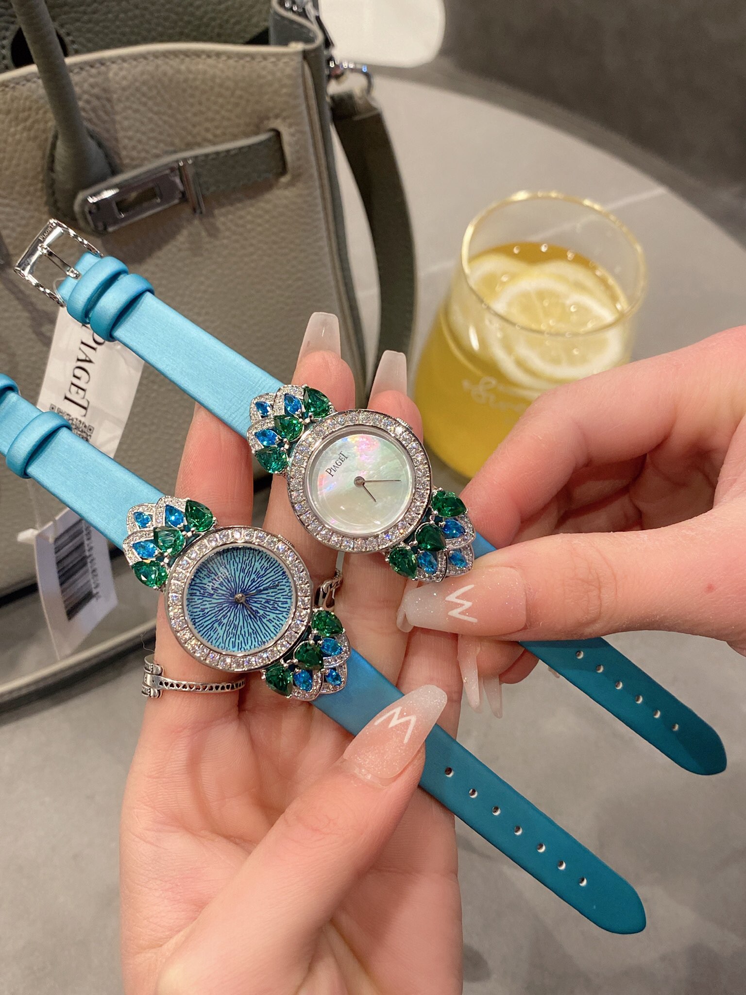 ?? Batch 340
The PIAGET TREASURES G0A45029 diamond watch features an elegant oval case and mother-of-pearl dial, paired with a comfortable black satin strap, adding a touch of timeless charm to this magnificent timepiece. This collection pays tribute to t