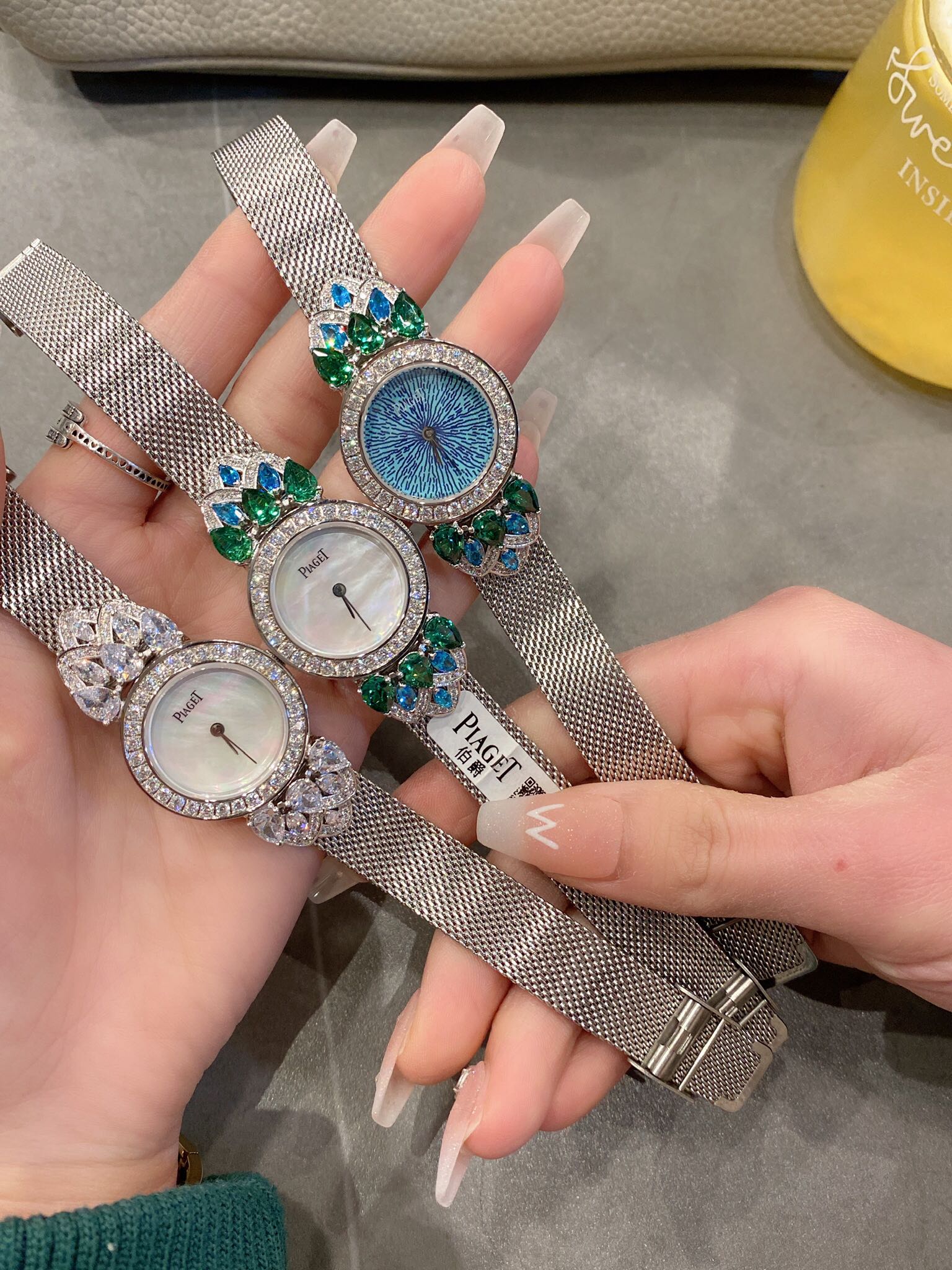 ?? Batch 340
The PIAGET TREASURES G0A45029 diamond watch features an elegant oval case and mother-of-pearl dial, paired with a comfortable black satin strap, adding a touch of timeless charm to this magnificent timepiece. This collection pays tribute to t