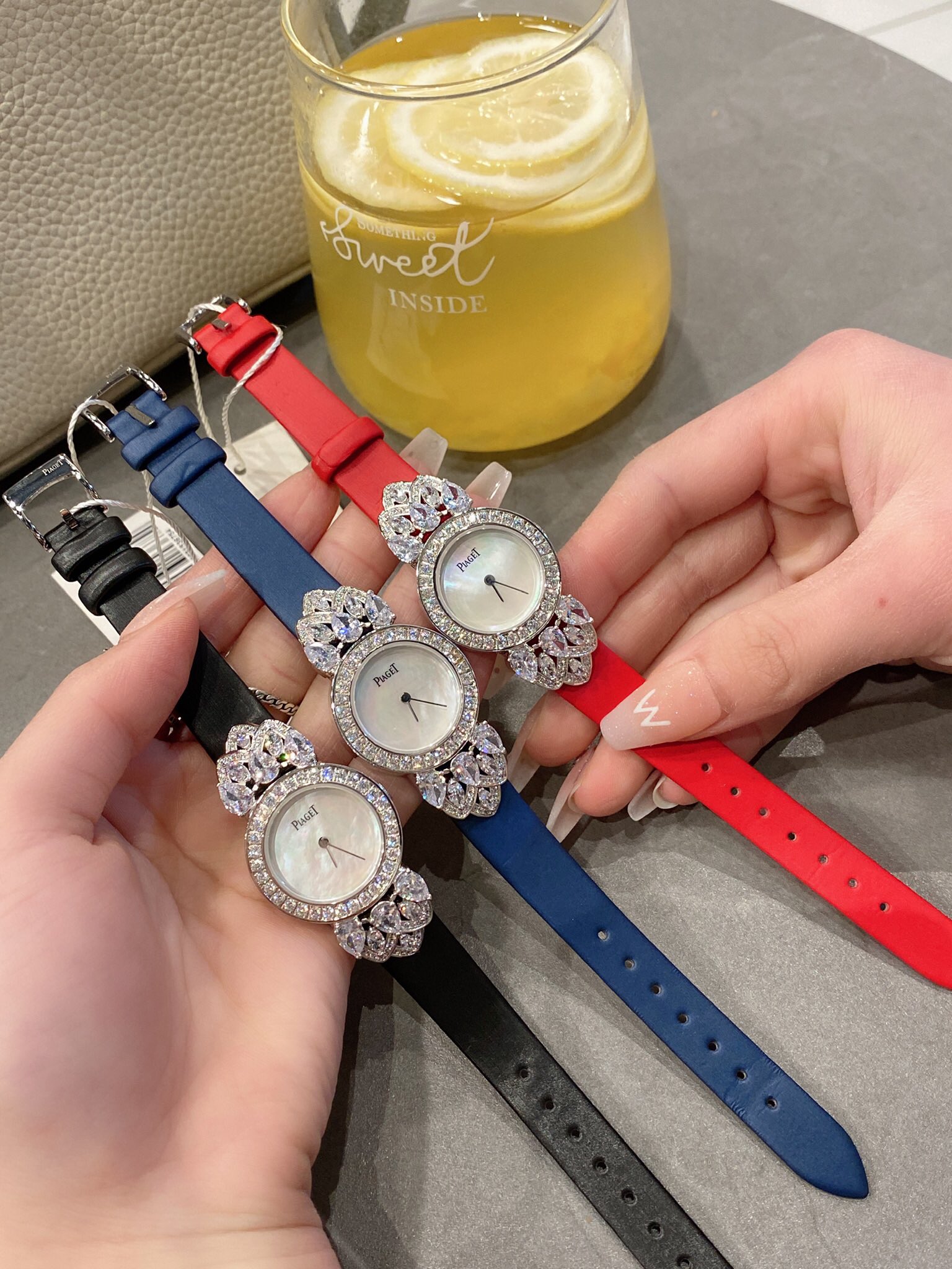 ?? Batch 340 "M M Real Shot" PIAGET TREASURES G0A45029 This diamond watch features an elegant oval case and mother-of-pearl dial, paired with a comfortable black satin strap, adding a touch of timeless charm to this magnificent timepiece. The collection p