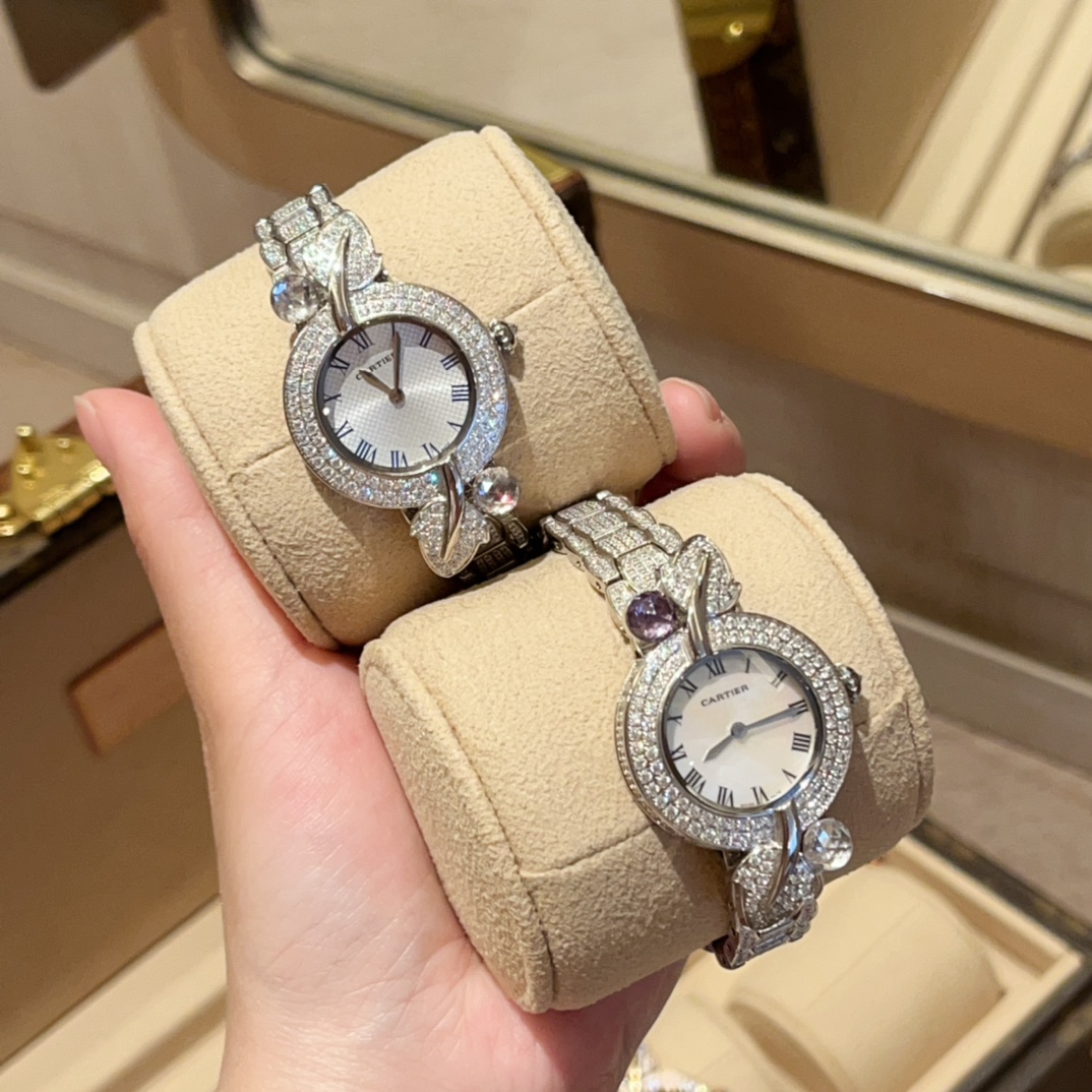?? 1050
?? Cartier ?? Pearls beyond artistic aesthetics! CARTIER High jewelry watches! The French high jewelry brand Cartier's high jewelry watches perfectly and aptly embody the word "beyond", with dazzling pearl jewelry designs that combine the function