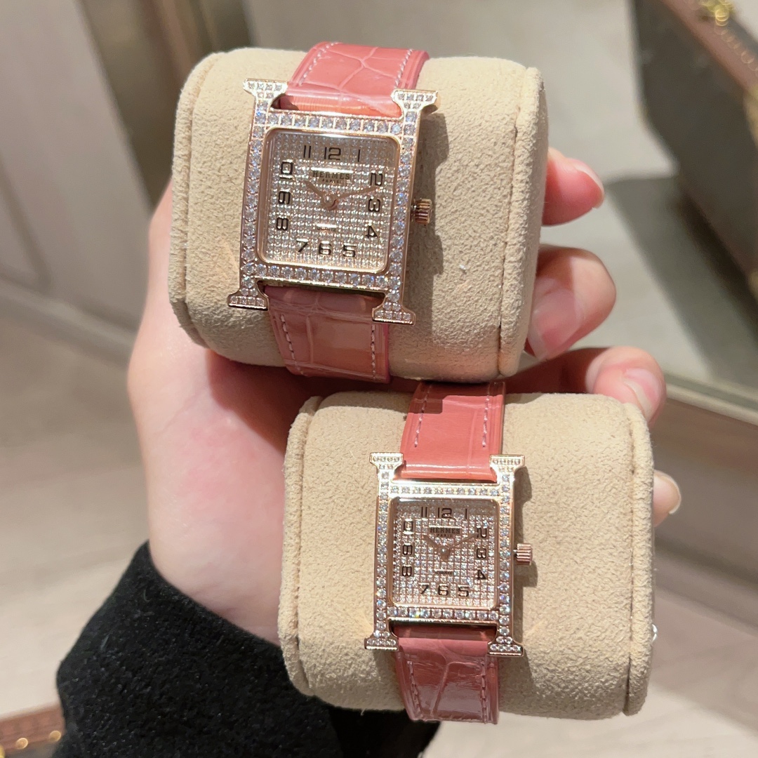 ?? White case 700 Gold case 750
???? Hermes' HEURE H 'collection, the most classic H letter case, hand-polished, full sky stars, really have no resistance to this kind of square dial watch. 316 stainless steel case, exquisitely polished "H" shape lines, e