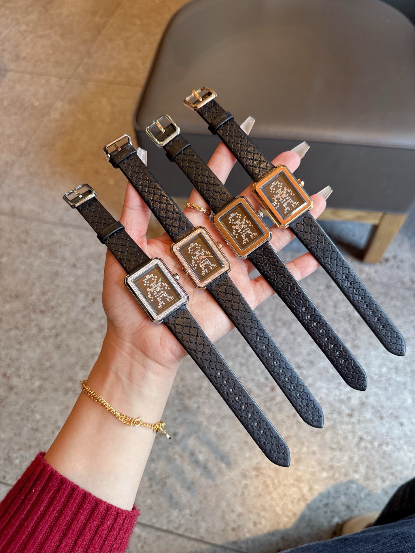 ?? White 350 Gold diamonds ?30 Crocodile leather ?200
Chanel Boy.Friend watch new upgraded American alligator leather version Quality upgraded all the details consistent with the original This watch fully incorporates the design elements of a men's watch,