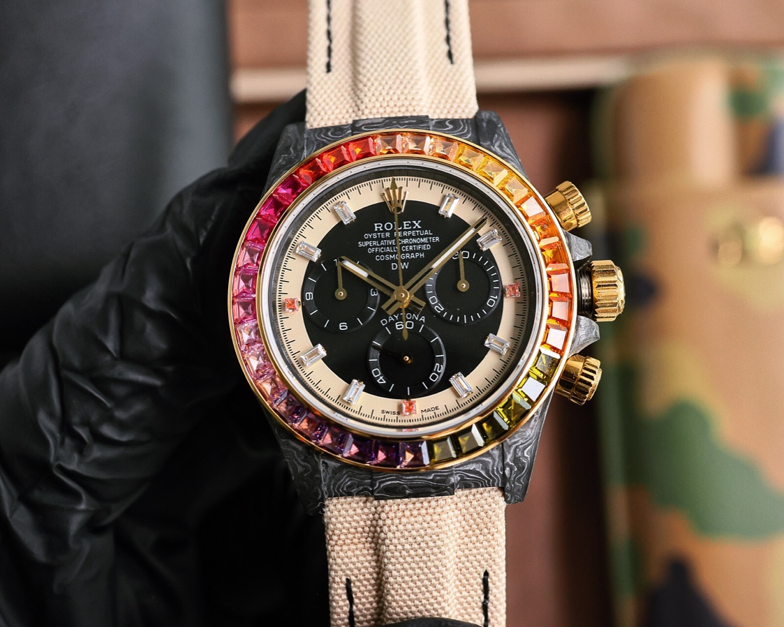 The carbon fiber custom version of the TW-manufactured ROLEX Cosmochronograph Daytona series, the watch is not only lightweight to wear but also tough in appearance. And each watch features a unique carbon fiber patterned material. [Case] The size of the 
