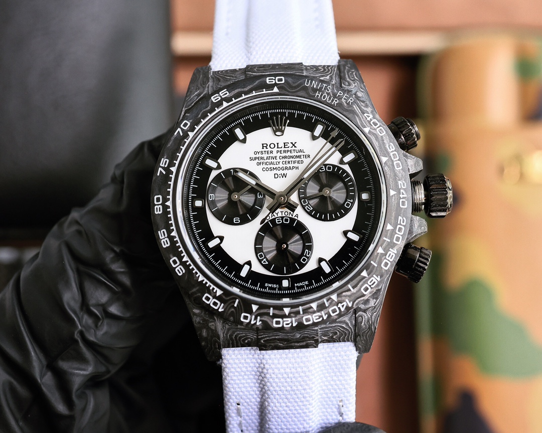 The carbon fiber custom version of the TW-manufactured ROLEX Cosmochronograph Daytona series, the watch is not only lightweight to wear but also tough in appearance. And each watch features a unique carbon fiber patterned material. [Case] The size of the 