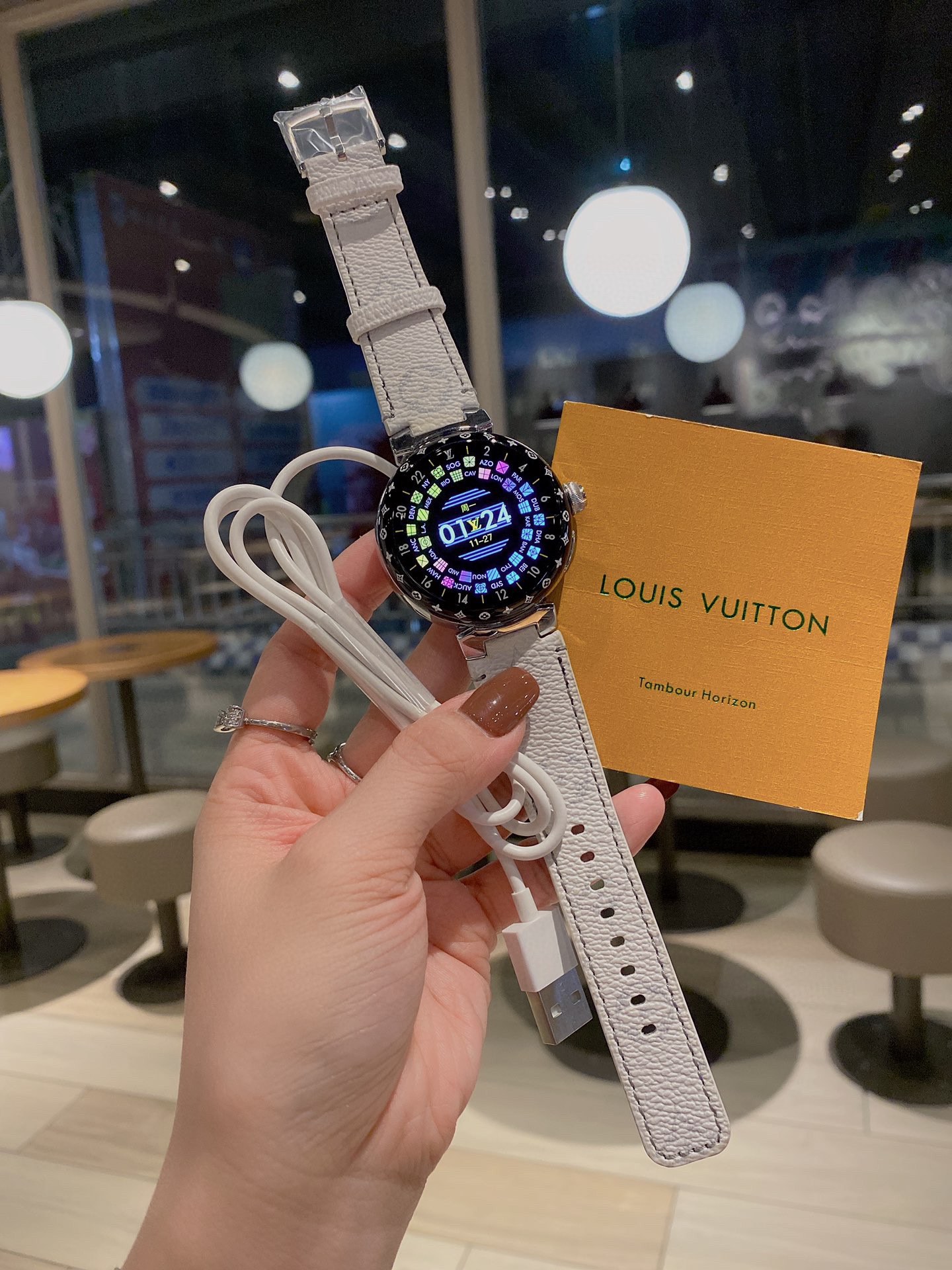 [??1300] N1
Three generations of LV watches are truly 1:1
The 1:1 detail reproduction (far ahead of previous versions)
44MM in diameter (not the previous non-replica 46MM)
1.2-inch round AMOLED full touch screen with a resolution of 390*390 (unlike the no