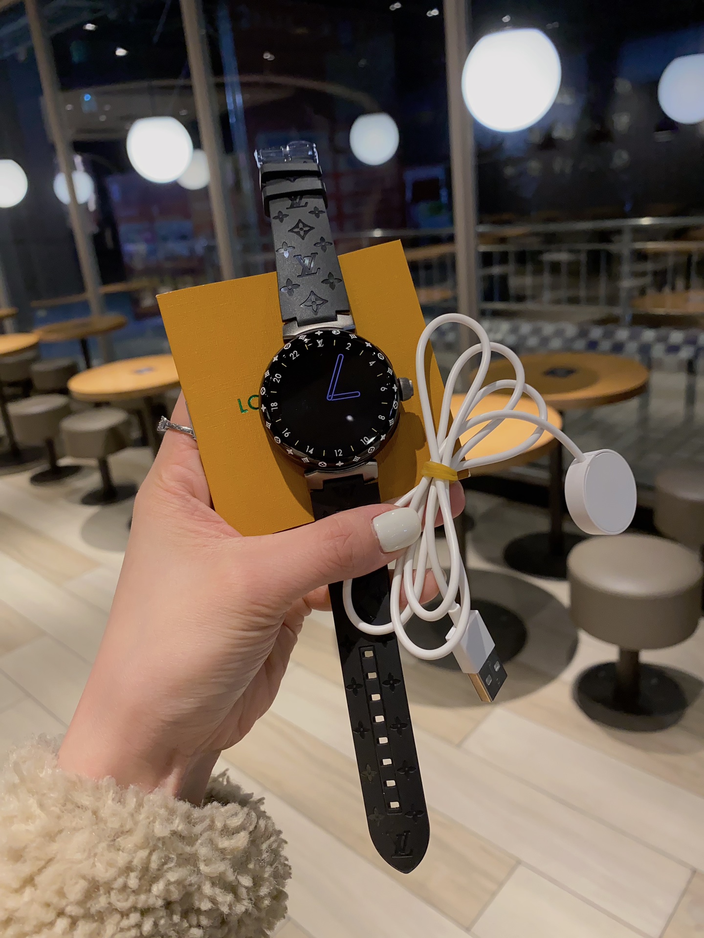 ??1300 ??N1
LV three generations of watches really do 1 to 1
The 1:1 detail reproduction (far ahead of previous versions)
44MM in diameter (not the previous non-replica 46MM)
1.2-inch round AMOLED full touch screen with a resolution of 390*390 (unlike the