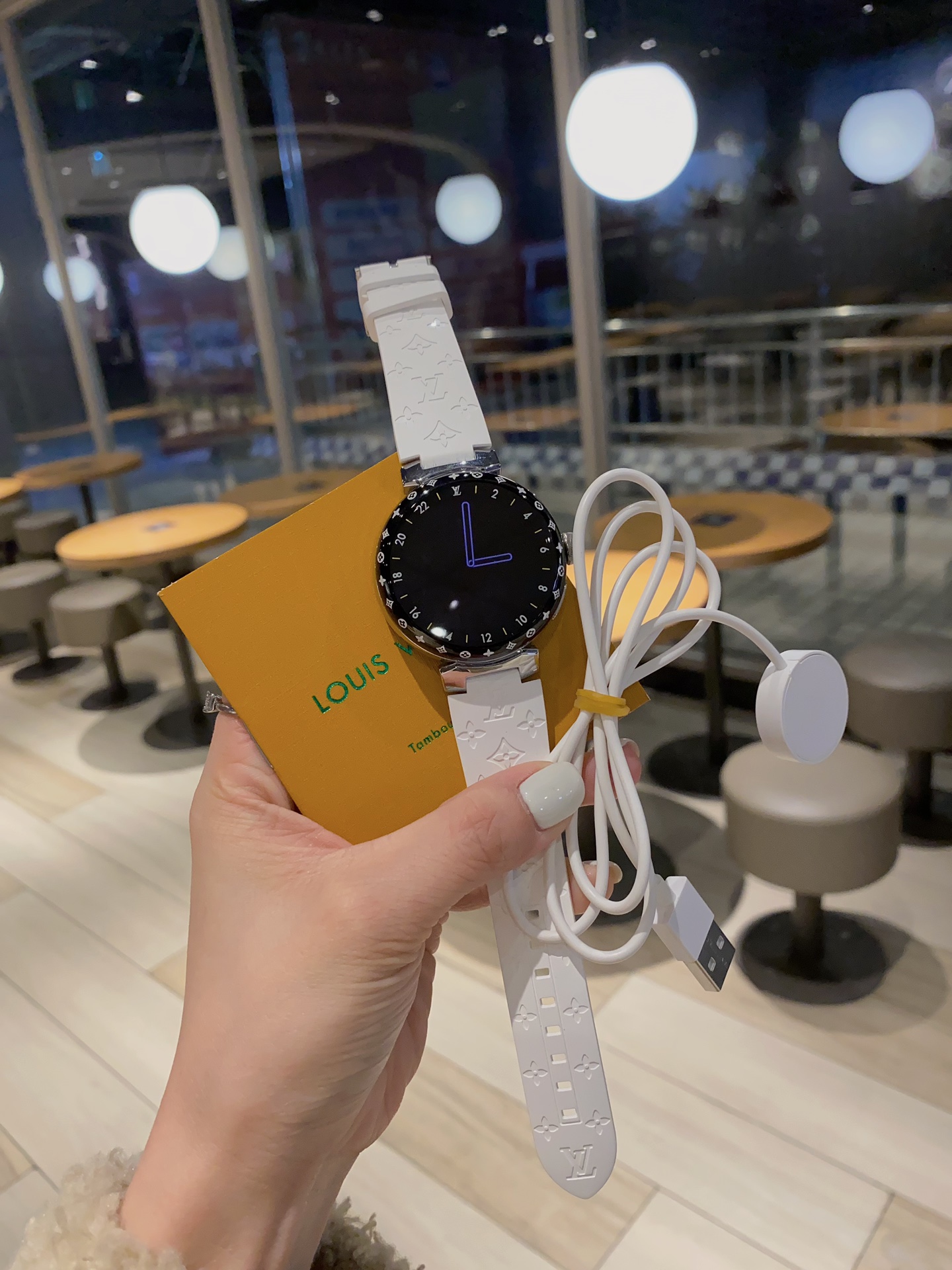 ??1300??N1
LV three generations of watches really do 1 to 1
The 1:1 detail reproduction (far ahead of previous versions)
44MM in diameter (not the previous non-replica 46MM)
1.2-inch round AMOLED full touch screen with a resolution of 390*390 (unlike the 