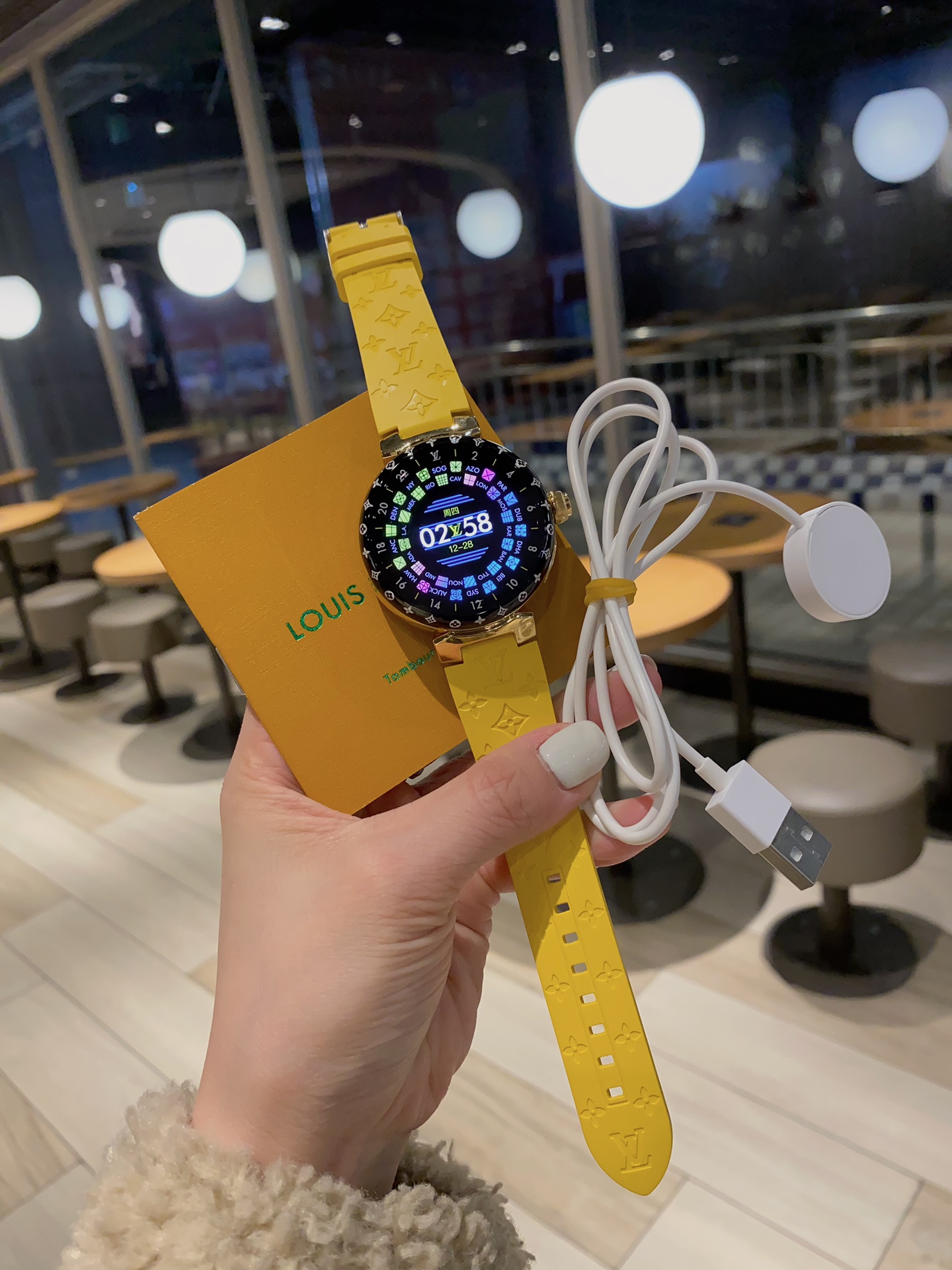 ??1300??N1
LV three generations of watches really do 1 to 1
The 1:1 detail reproduction (far ahead of previous versions)
44MM in diameter (not the previous non-replica 46MM)
1.2-inch round AMOLED full touch screen with a resolution of 390*390 (unlike the 