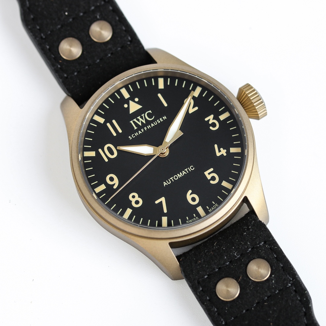 SJ produces white case 1250 and gold case 1350
IWC Grand Pilot series ??IL1
43mm wild and masculine design, with an air of dominance. Delicate and gentle craftsmanship, perfect. The two complement each other -- the combination of strength and softness, th