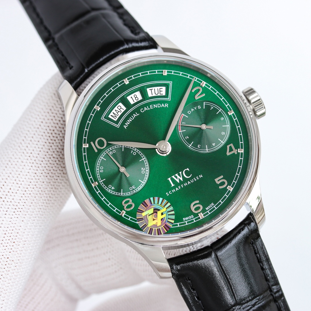 SJ white case 1600 gold case 1650
ZF IWC Portuguese Annual Calendar watch Fine model IW503501! Upgrade details: ?? ZF3
1 ? 44mm in diameter, the same size as the genuine product!
2 ? Exclusive Custom 52850 movement function synchronized with the original 