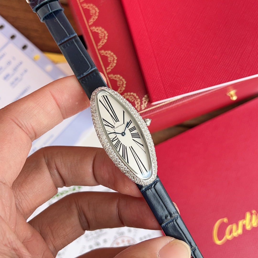 SJ produced the 950
CARTIER ??AF5 Bathtub collection Perfect SHIPMENT ELEGANT and powerful Cartier Baignoire Allongee Medium Size: 47mm length 21mm width. The iconic Roman hour markers paired with quenched blue steel hands make the elongated medium size e