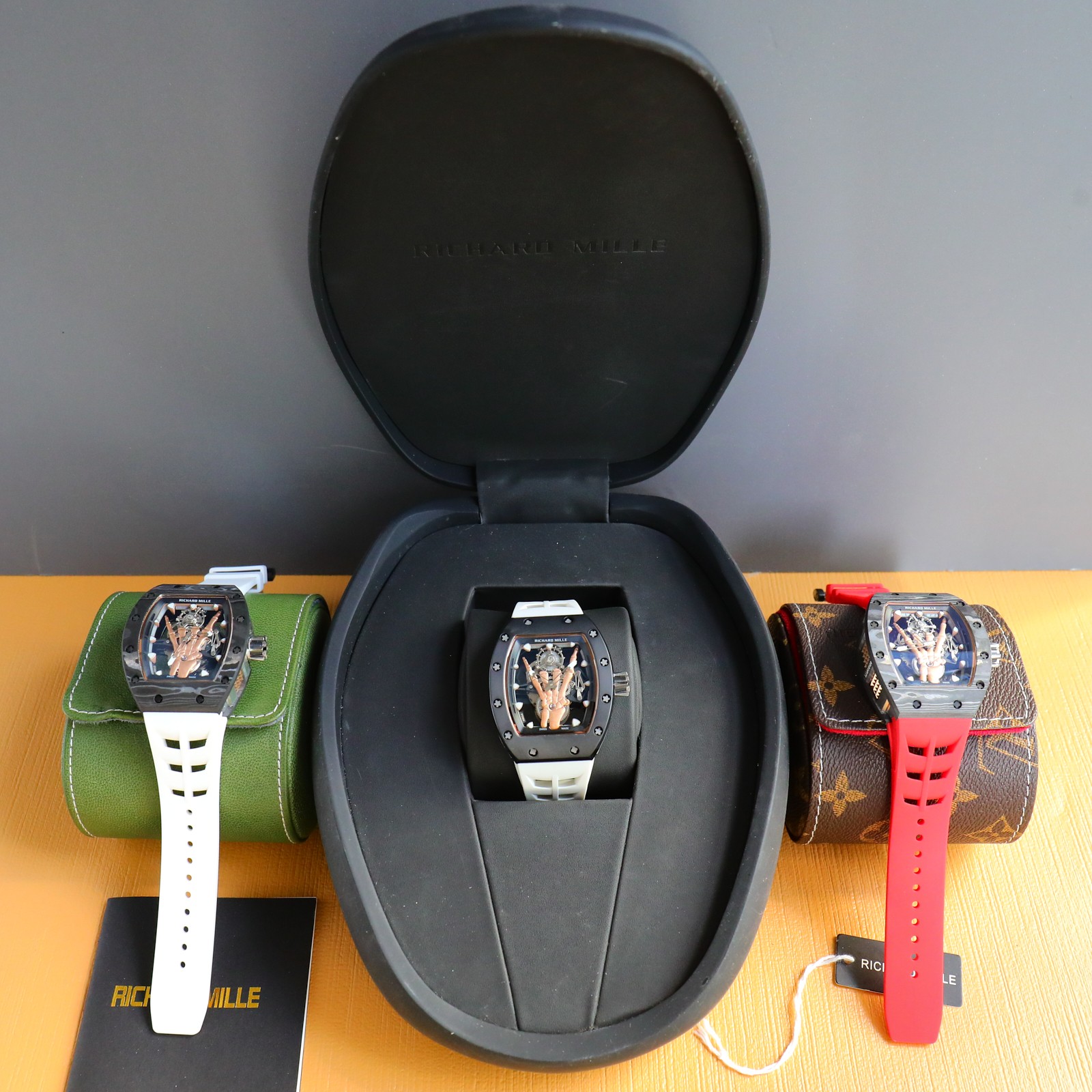 1900
??2023 's latest hit' mechanical Goldfinger '[RICHARD MILLE] The latest Richard Mille RM66 skeletonized dial incorporates the metal salute gesture called' Devil's Horn ', symbolizing family, tolerance, and a touch of rebellion, bezel and caseback mad