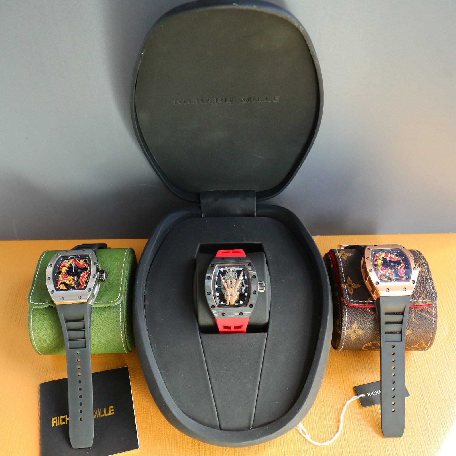 1900
??2023 's latest hit' mechanical Goldfinger '[RICHARD MILLE] The latest Richard Mille RM66 skeletonized dial incorporates the metal salute gesture called' Devil's Horn ', symbolizing family, tolerance, and a touch of rebellion, bezel and caseback mad