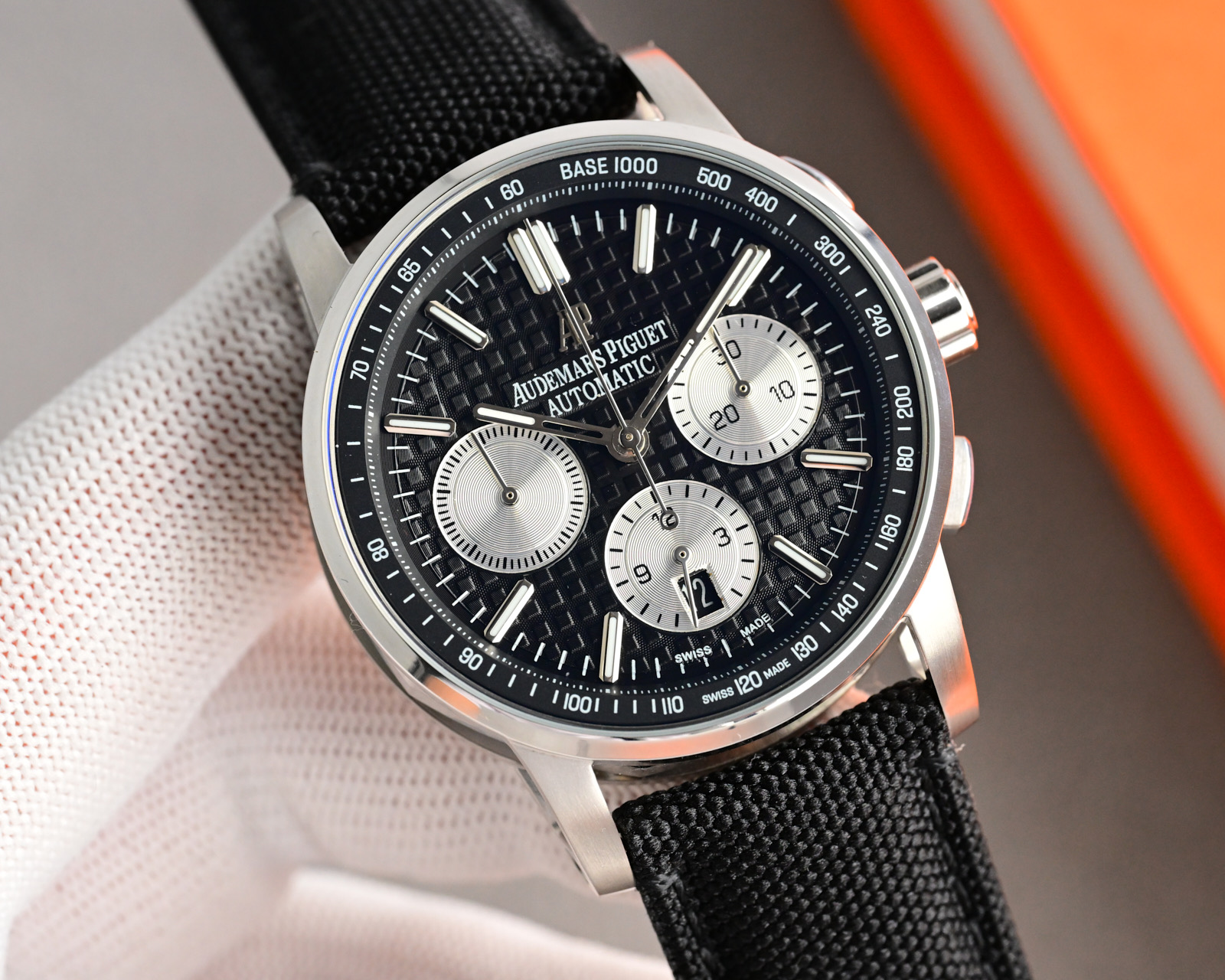 1900
AP Royal Oak 26048 Offshore 41 Love Chronograph Mechanical Watch
1. The case is top-notch in accordance with the original mold opening process
2. The "cookie texture" of the whole plate surface is exactly the same as the original
The original mold de