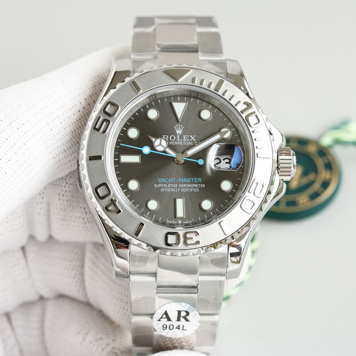 AR Rolex Yacht-Master Super Imported 904L Yacht Series! 40mm in diameter! Details: 1 ? The strap and case are both cast from imported 904 steel (polished and polished every detail is very fine) and feel very good.
2 ? The rim of the AR is pressed down exa