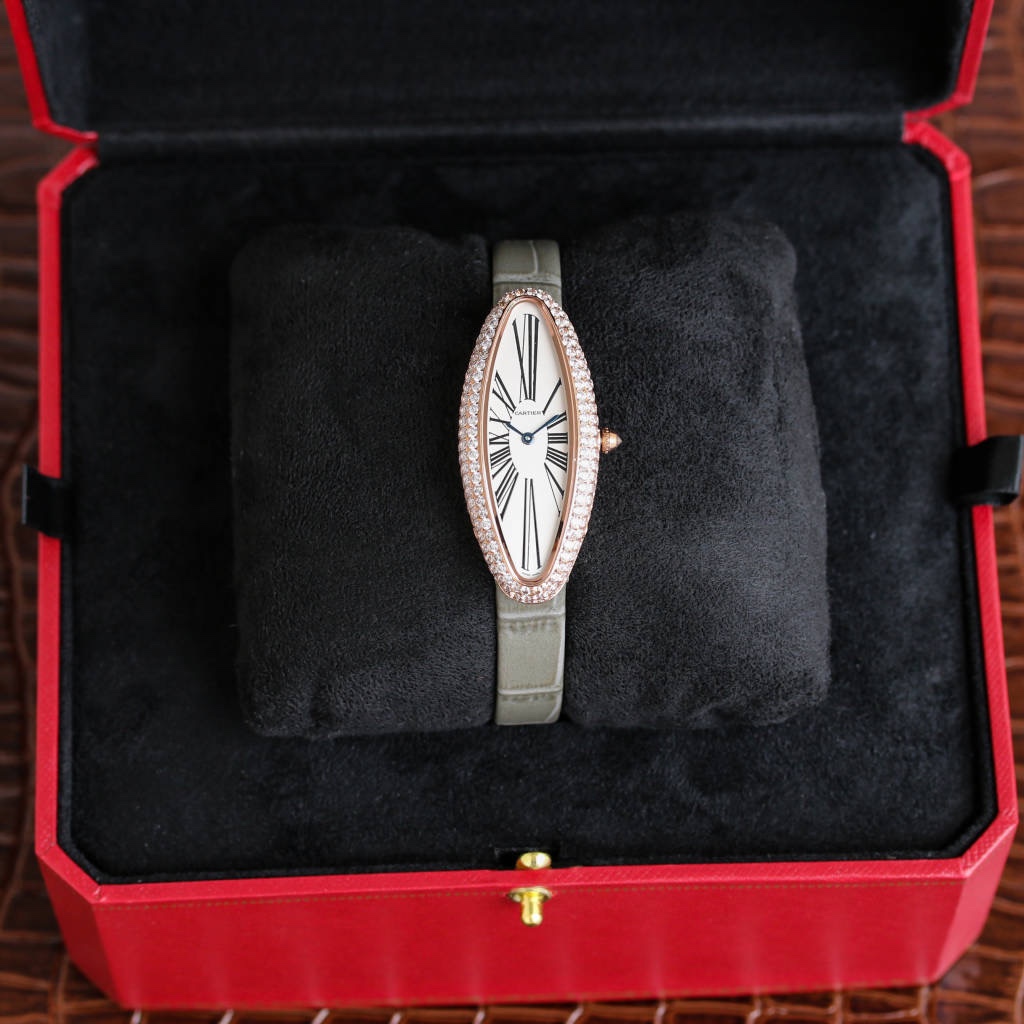 SJ produced the 950
CARTIER ??AF5 Bathtub collection Perfect SHIPMENT ELEGANT and powerful Cartier Baignoire Allongee Medium Size: 47mm length 21mm width. The iconic Roman hour markers paired with quenched blue steel hands make the elongated medium size e