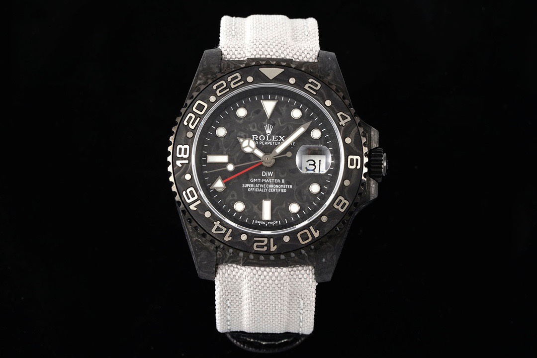 The DIW Rolex GMT-Master II V3 has received a new version upgrade
1. The new version will feature a new generation of Cal.3285 movement, and the new movement's rotor is engraved with Chronometer and Perpetual fonts
2. The bezel is made of carbon fiber ste