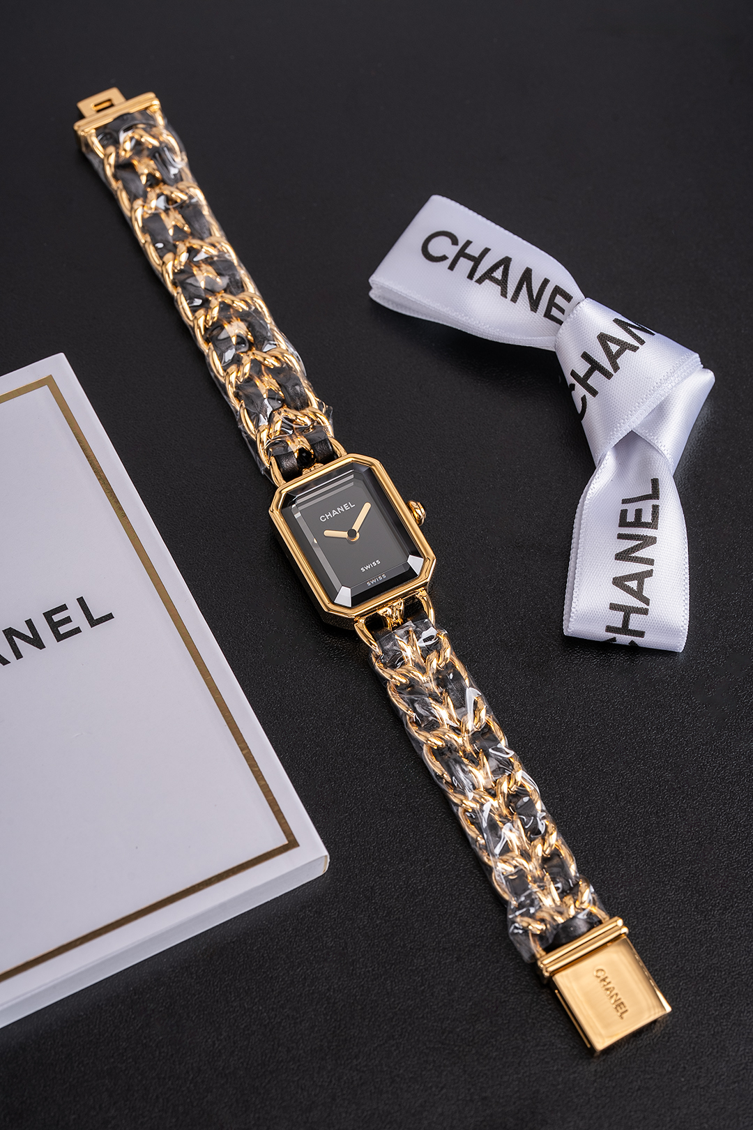 "The latest version" of Chanel PREMIERE ROCK watch! This should be the pinnacle of vintage watches
The octagonal outline of the PREMIERE watch is exactly like the shape of Place Vendome in Paris. It has been a shining star in Chanel's watchmaking world si