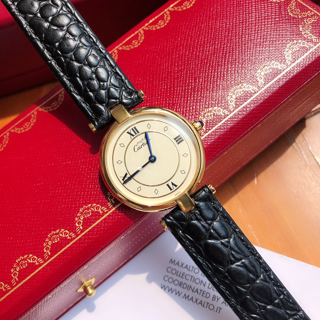 330.
?? Little Red Book hot hit ??--
?? Classic and timeless Cartier disc vintage watches YYDS??
A very retro Cartier mustbe is here ??, 30mm dial size just right, elegant and stylish, sapphire crown still pure and bright in the sun ??? Grand design and t