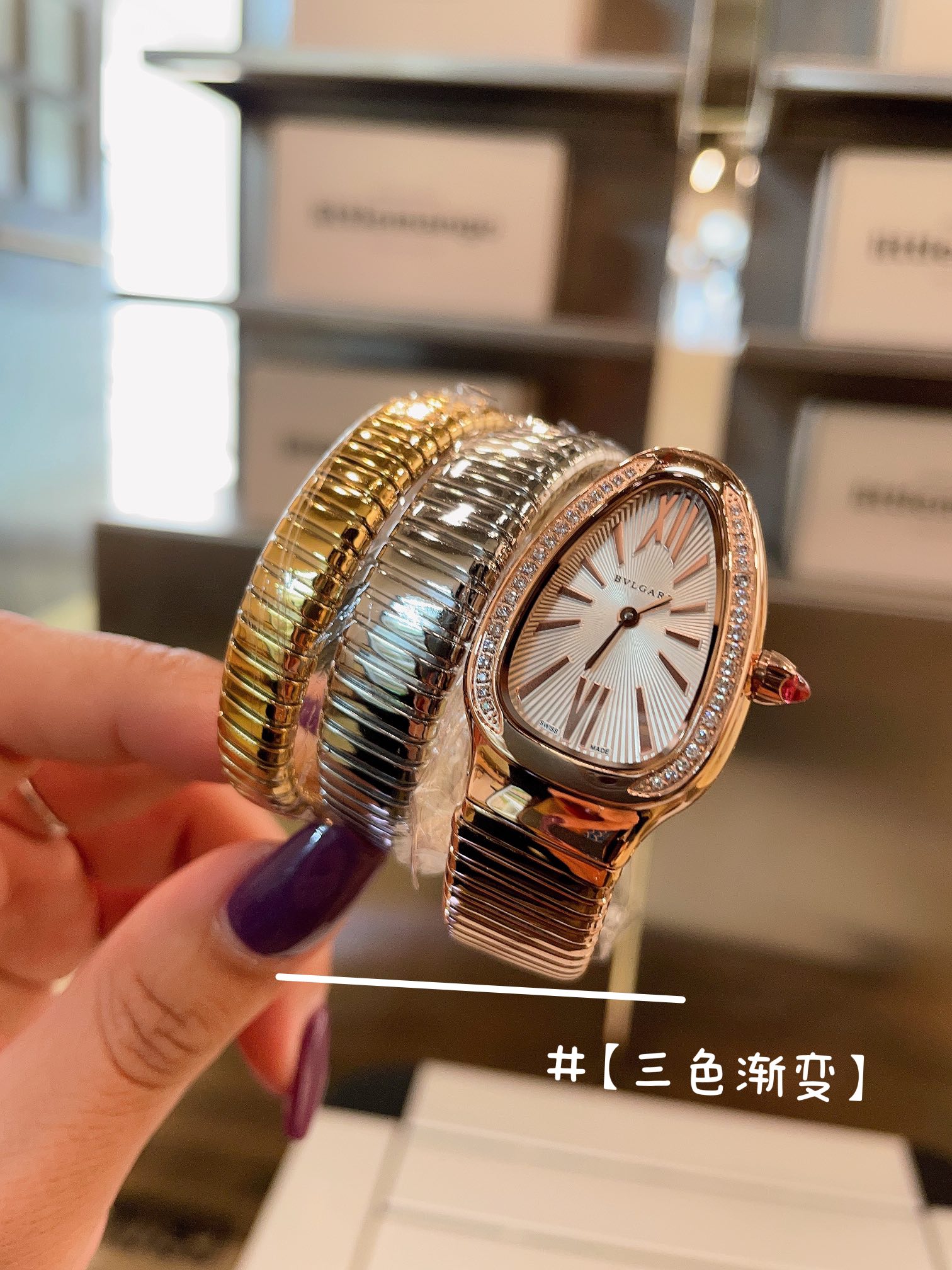 Three Gradient/Black gold ?? light 300 diamond +20
BVLGARI upgraded version, with imported Swiss movement, stainless steel case and strap, crown upgraded to match the original color and shape. A perfect reproduction of the classic snake-shaped watch, exqu