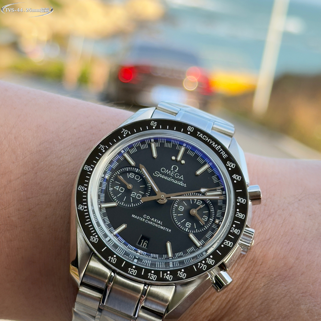 Omega Speedmaster Racing Chronograph 44.25mm Master Chronometer
Model: 329.32.44.51.01.001
In 1957, Omega introduced the [Speedmaster series] designed specifically for motorsport, which is also known as the "Racing dials".
The matte black panda dial featu