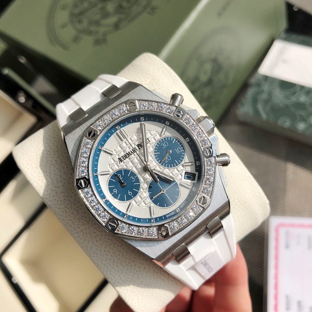 Batch ?? 3500 The latest Royal Oak Offshore chronograph quartz watch, one of the hottest Audemars Piguet watches at the moment! A.P- The Audemars Piguet Royal Oak Offshore collection features a dial adorned with Lady Tapisserie checkered patterns for a mo