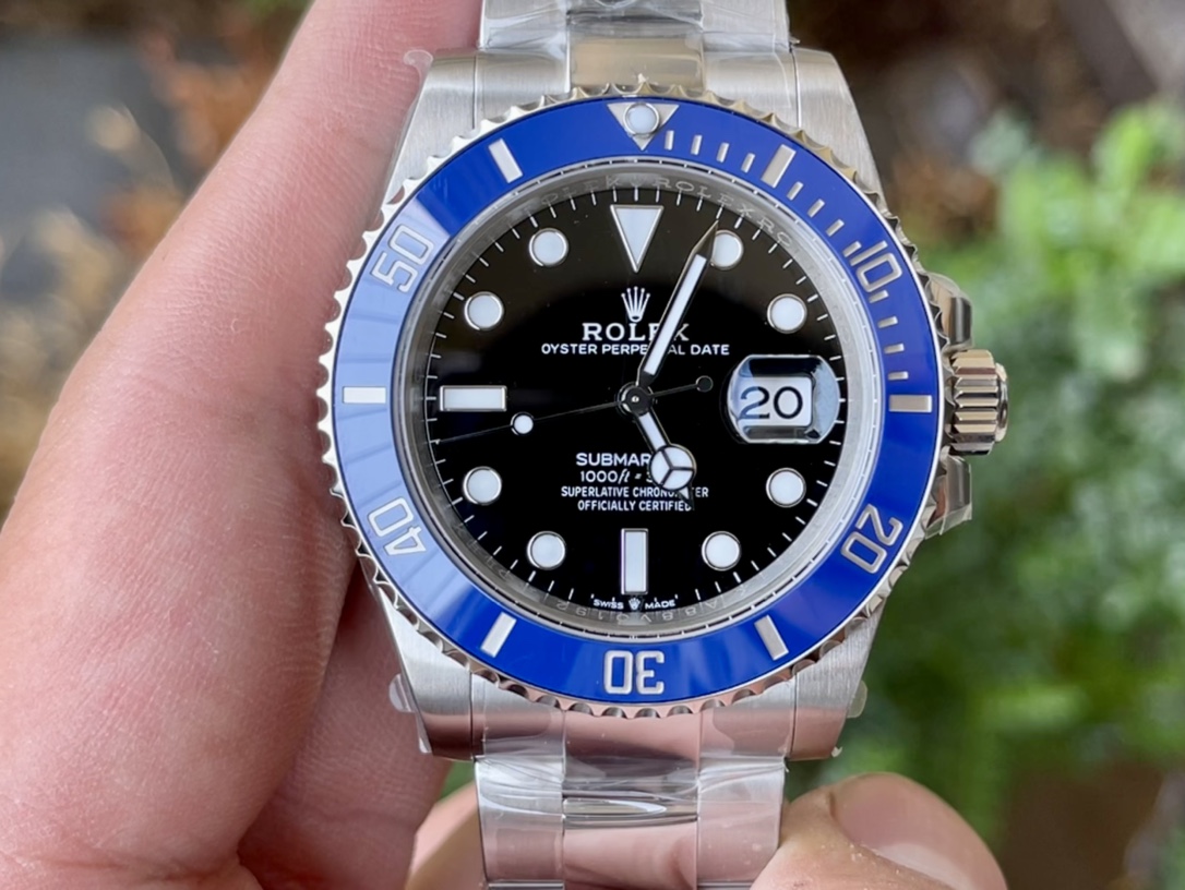 2021 Rolex 's latest Blue Submariner 41mm pre-sale, top-of-the-line MAX.1, with a 3235 movement powered by VS72 hours. Just wind it 50 times and see if it can stand still for 2 days to tell the authenticity of the version. 2, the best blue ceramic ring on