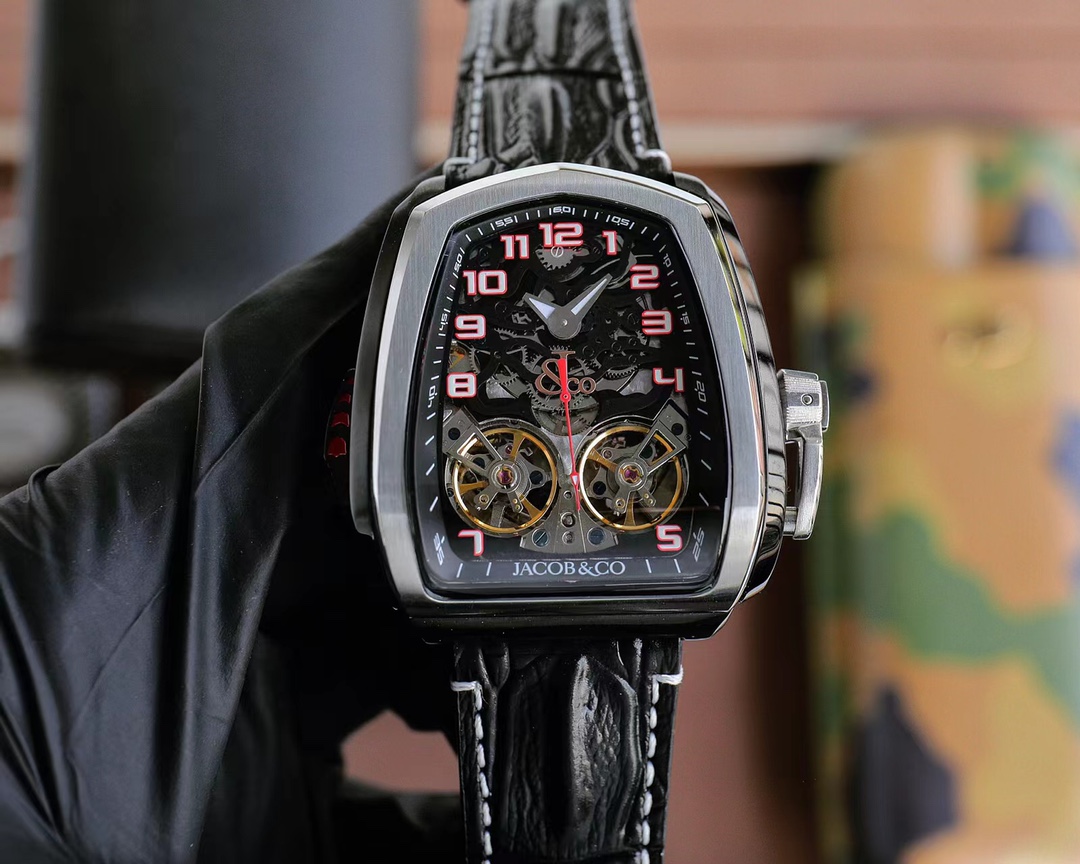 ?? Jacob & Co.Twin Turbo 2023 Czech Leopard Double Cruiser Triple Axis Variant Twin-Turbocharged watch! 525,000 Swiss francs, limited to 18 pieces worldwide. The metal bear-shaped watch is housed in a modern rectangular box that is 57mm wide, 52mm from le