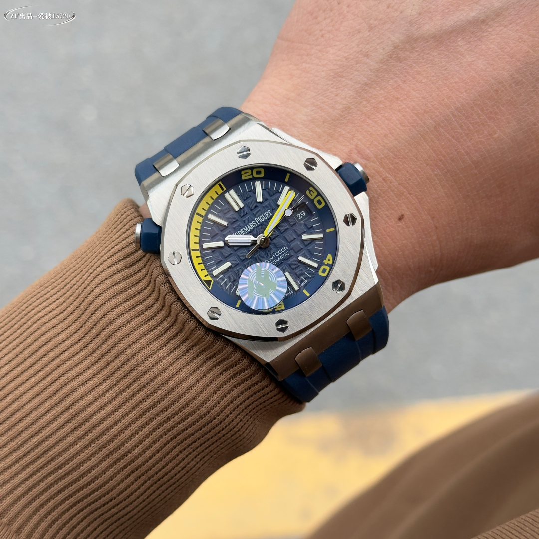 ?? Creating a classic - Audemars Piguet 15720 Diving King! With the 4302 integrated movement, creating the strongest replica inside and out
1. The case is polished multiple times just to match the data of the edges and the touch of the material;
2. The st