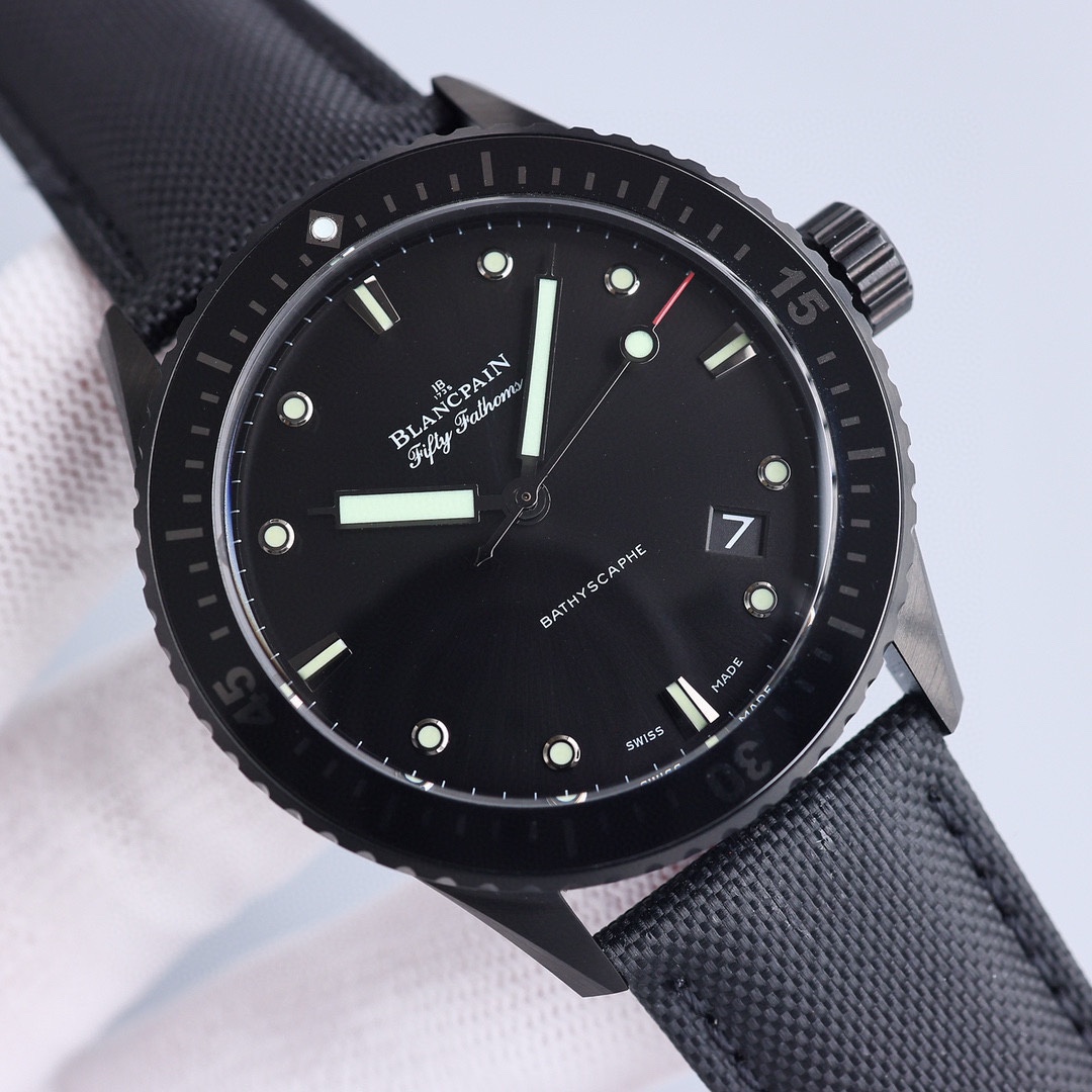 ?? Steel-shell Blancpain Fifty Fathoms collection | 904L matte finish stainless steel
[Dimensions] Thickness: 13.2mm Diameter: 43mm
[Case] Bezel alignment, strong three-dimensional lines!
?? Clasp ?? The satin stainless steel clasp is polished with great 
