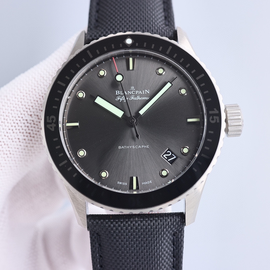 ?? Steel-shell Blancpain Fifty Fathoms collection | 904L matte finish stainless steel
[Dimensions] Thickness: 13.2mm Diameter: 43mm
[Case] Bezel alignment, strong three-dimensional lines!
?? Clasp ?? The satin stainless steel clasp is polished with great 