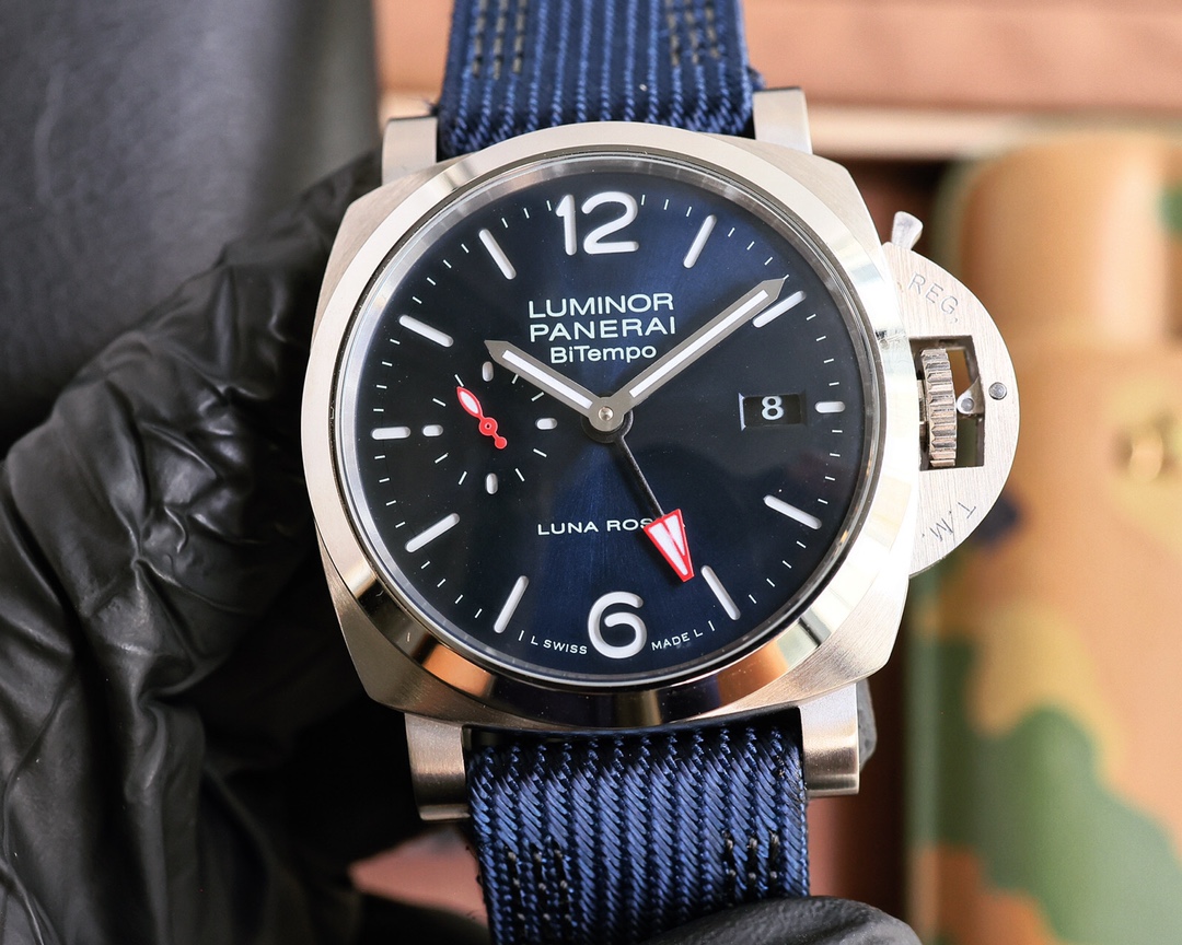 [Exclusive Premiere V7 version ??] Panerai - The new Luminor Marina collection of watches, with Super-LumiNova coating, makes this luminescent green shine on and on, as if a gravitational force of luminescence takes you through the underwater time tunnel,