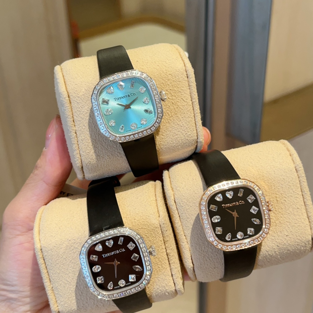 ?? Tiffany White case 520, Rose 550
?? 2025 is coming soon, how can new gear be left out?
Today we 're going to introduce a new item from the famous American luxury brand Tiffany&Co. New watch
It is not just a timekeeping tool, but a symbol of fashion and