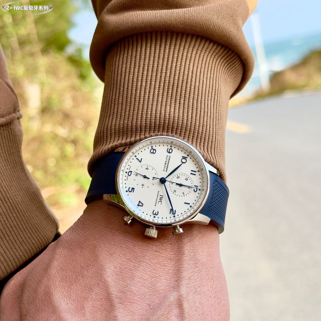 ??Z+ factory IWC Portuguese Chronograph - IW371620
The Panda dial 371620 has a simple, casual, just-right elegance design, with a gold and steel case and charming curves. The case is only 41mm in diameter and 13mm thick, making it perfect for everyday wea