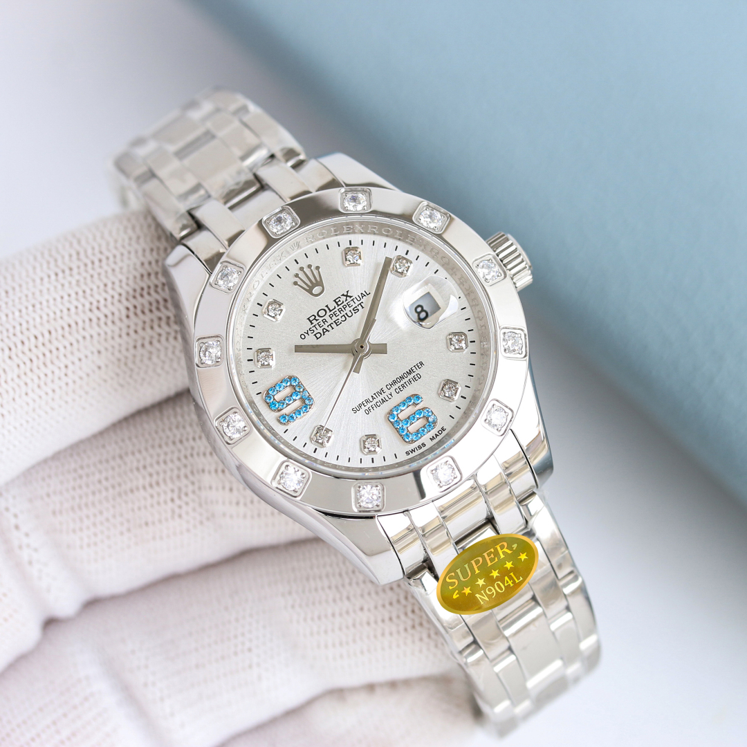 ?? Rolex - 34mm diamond-encrusted dial PEARLMASTER collection
?? : The women's Pearl Lady model is forged from 904L stainless steel, with a case that is highly resistant to corrosion. This superalloy is not only very durable and easy to polish, but also r