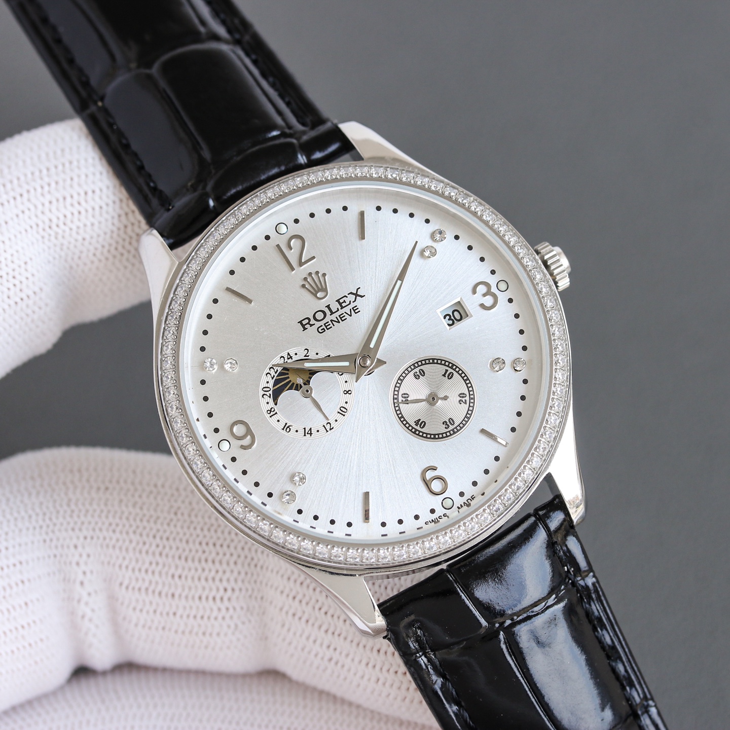 The P680 gold and silver upgraded version has arrived in full swing. Rolex men's premium watches feature four hands separated, exquisite craftsmanship and unique ingenuity, exuding an air of nobility and grandeur, with a gentlemanly style. Swiss joint imp