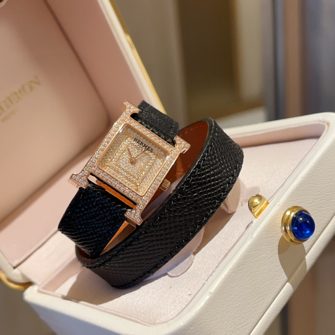 ?? White case 450 gold 480
Hermes' HEURE H 'series, the most classic H case, hand-polished, full sky stars, really have no resistance to this square dial watch. 316 stainless steel case, finely polished "H" shape lines, smooth and elegant design sense, hi