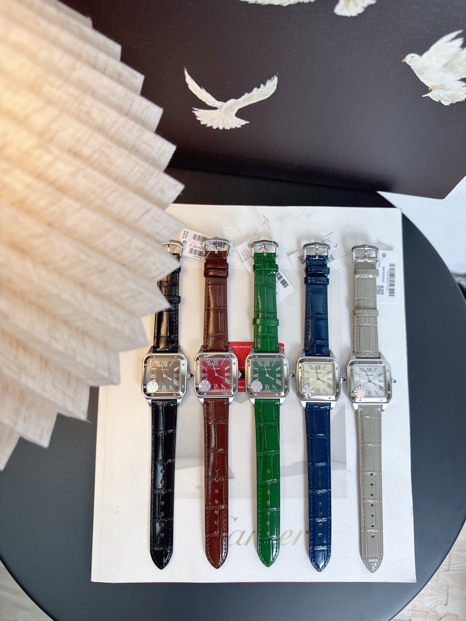 [White shell 240 rose gold 260 diamonds +30]
Cartier Santos-Dumont
316L stainless steel case, spinel round crown, sunray brushed finish, classic Roman numeral hour markers, sword-shaped blue steel hands, crystal mirror, Italian imported top-grain calfskin